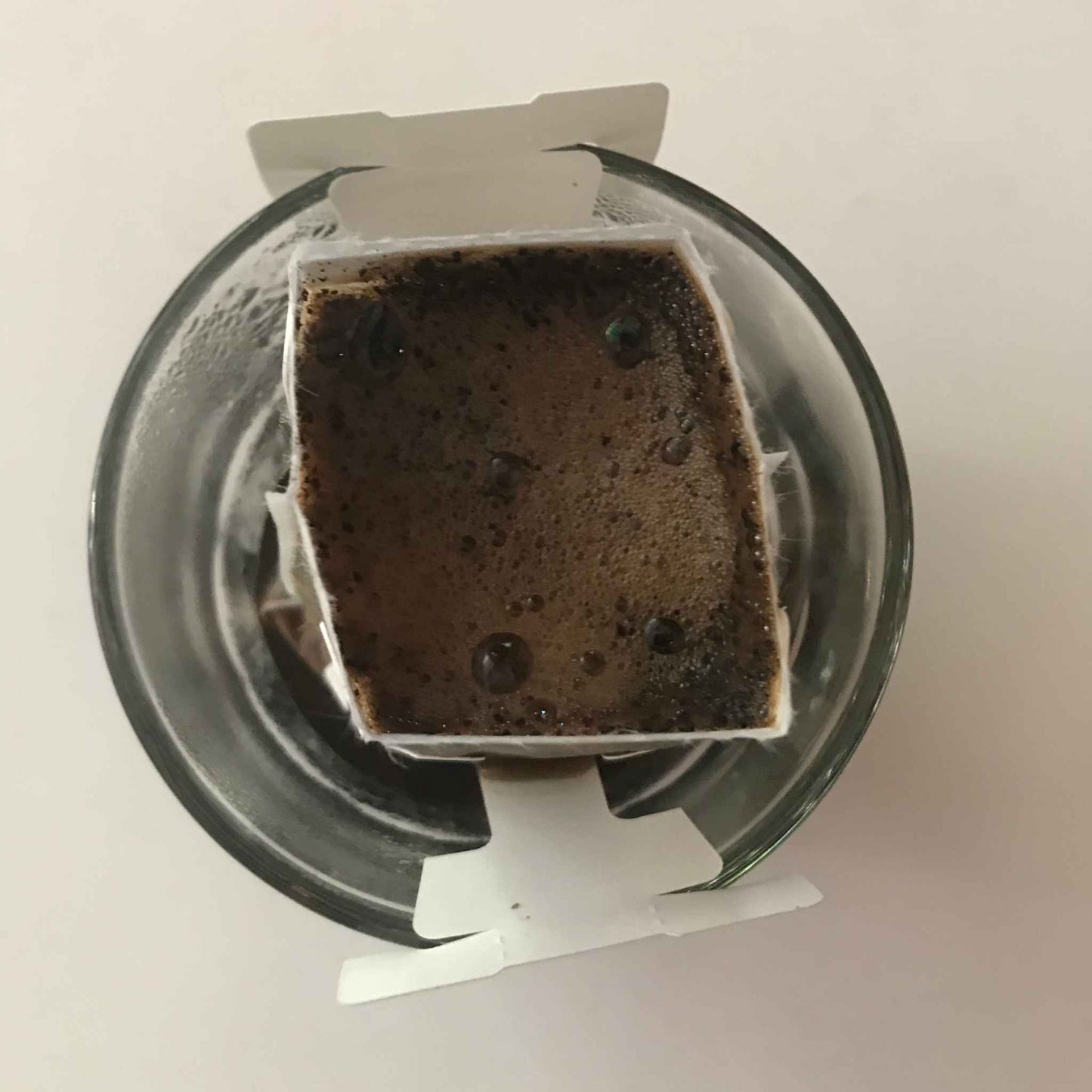 Gói cà phê túi lọc nhìn từ trên xuống